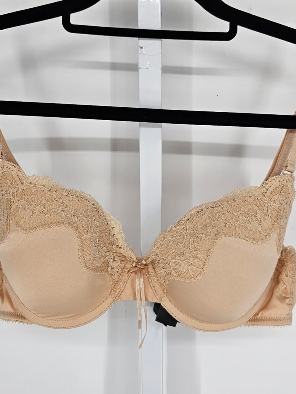 Elle Macpherson The Body Womens Sz 36B Classic T Shirt Bra Lace Beige